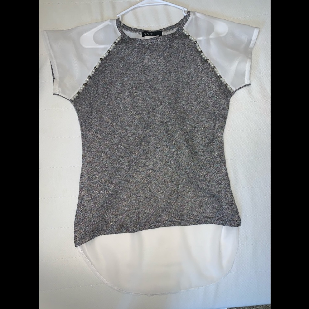A short sleeve blouse.